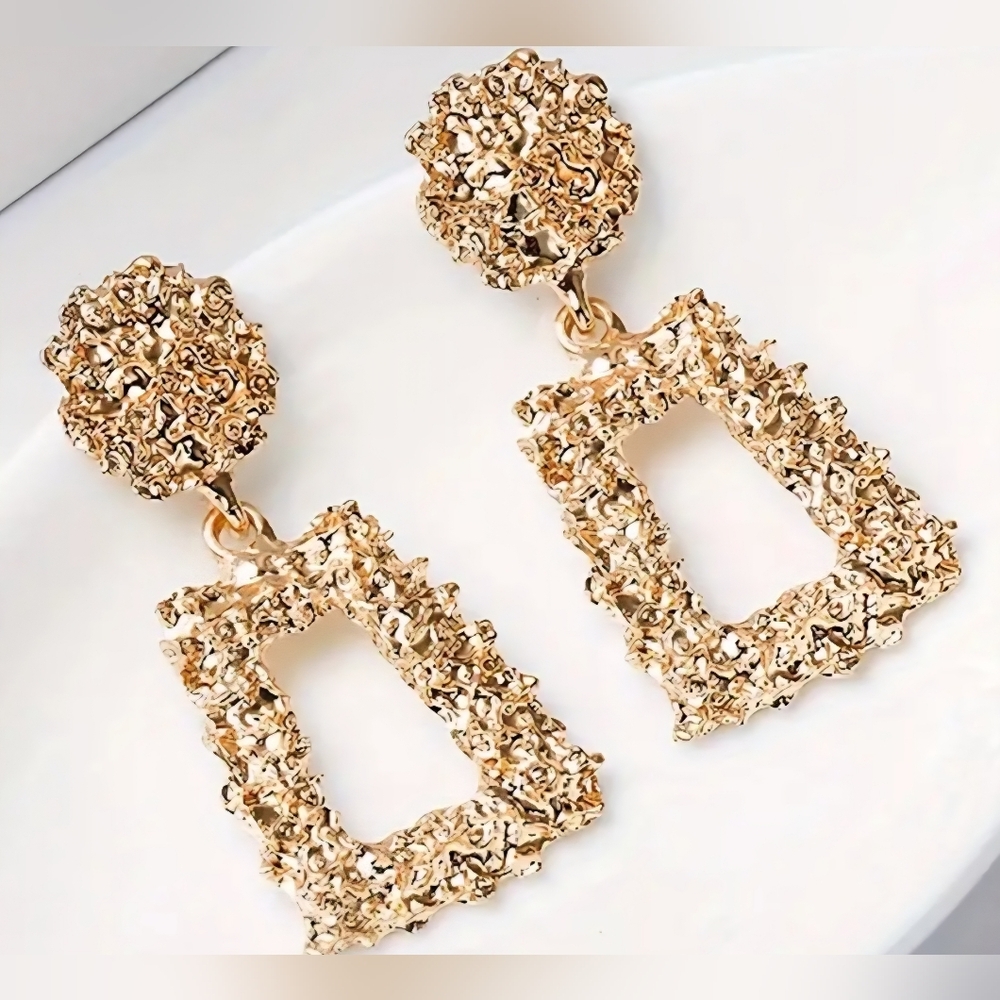 Elegant Gold Textured Earrings